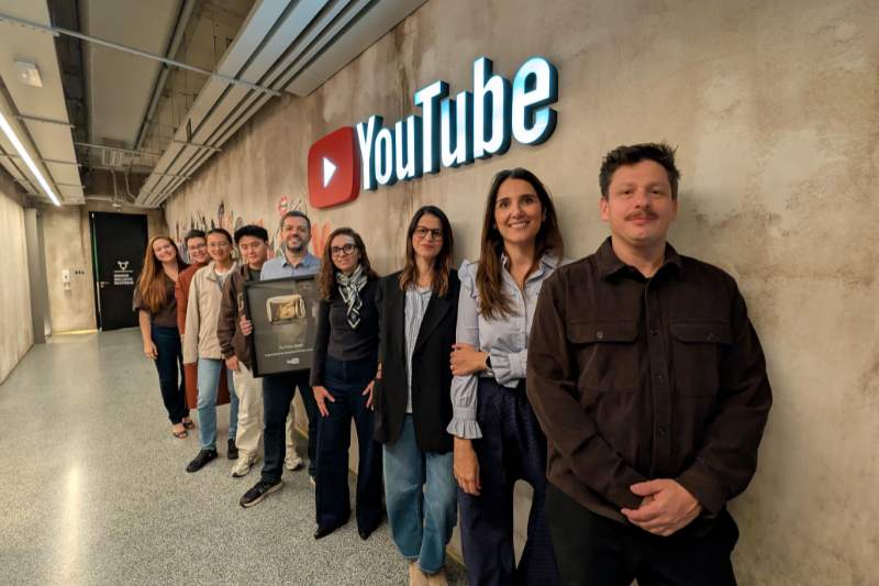 GWM recebe placa de 1 milhão de inscritos