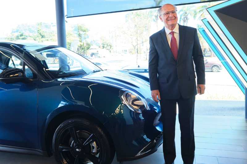 Geraldo Alckmin ao lado do Ora 03 BEV58