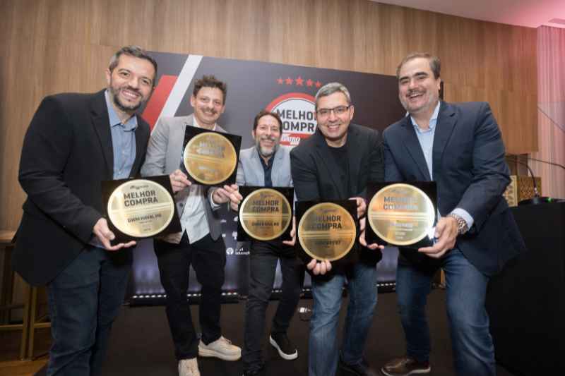 Equipe GWM Brasil recebendo os prêmios Melhor Compra da Quatro Rodas