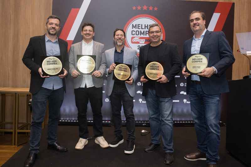 Equipe GWM Brasil recebendo os prêmios Melhor Compra da Quatro Rodas